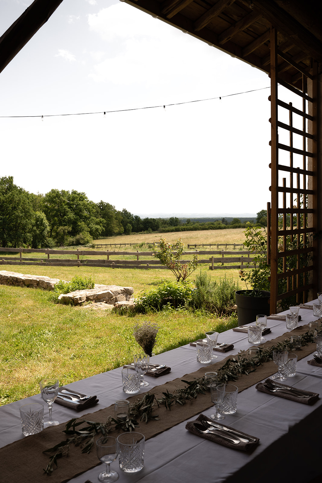 Table de séminaire sous pergola avec vue