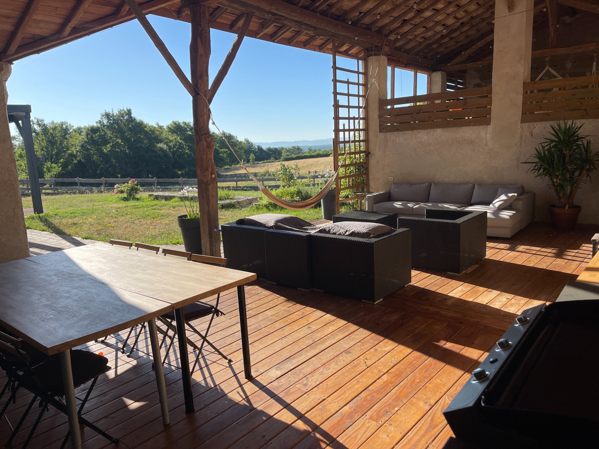 Terrasse couverte avec espace détente